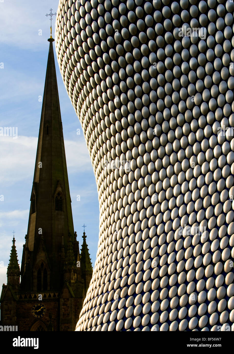 L'iconico Selfridges edificio nel centro della città di Birmingham, coperto di dischi di acciaio inossidabile progettato da sistemi futuri Foto Stock