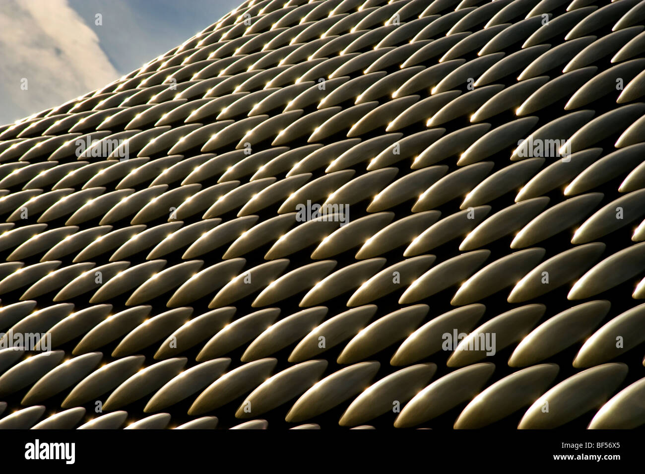 L'iconico Selfridges edificio nel centro della città di Birmingham, coperto di dischi di acciaio inossidabile progettato da sistemi futuri Foto Stock