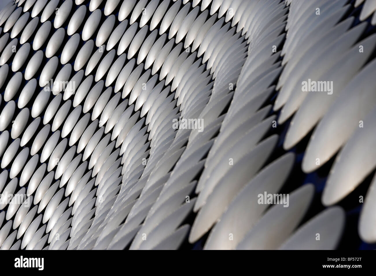 L'iconico Selfridges edificio nel centro della città di Birmingham, coperto di dischi di acciaio inossidabile progettato da sistemi futuri Foto Stock