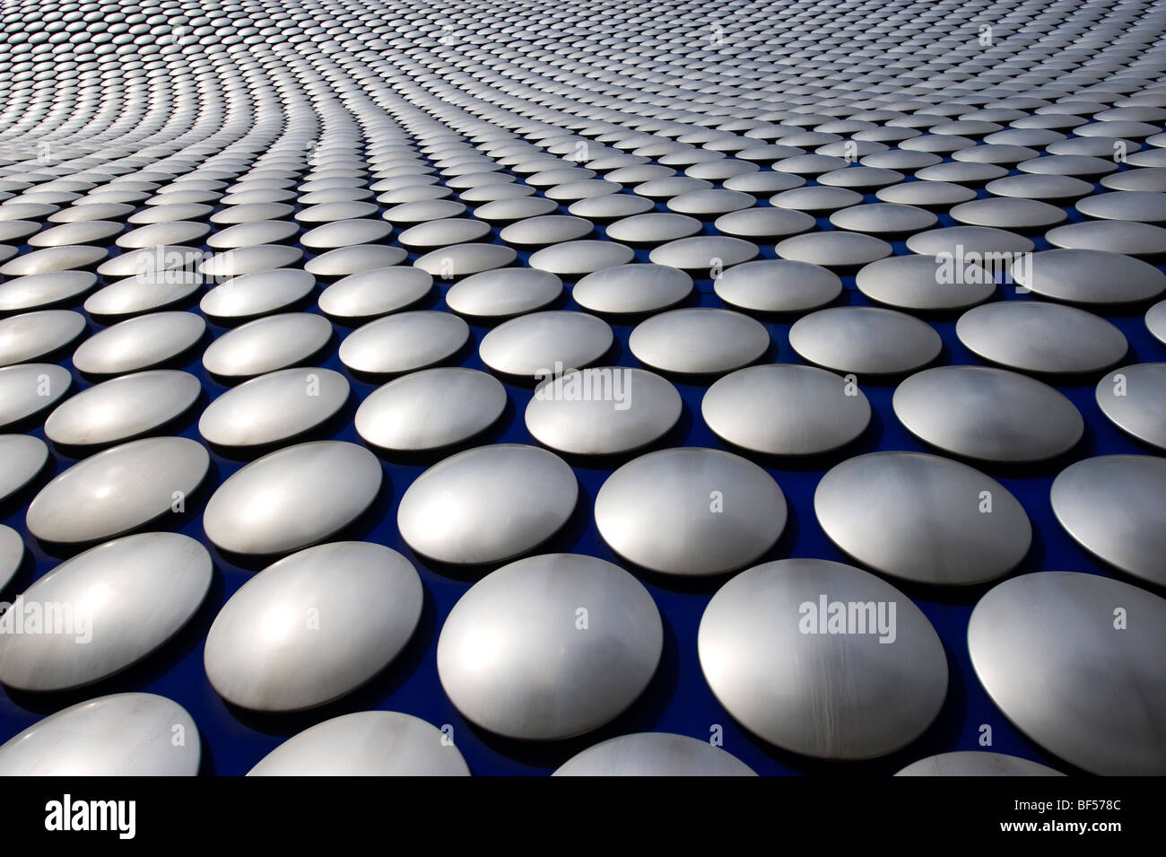 L'iconico Selfridges edificio nel centro della città di Birmingham, coperto di dischi di acciaio inossidabile progettato da sistemi futuri Foto Stock