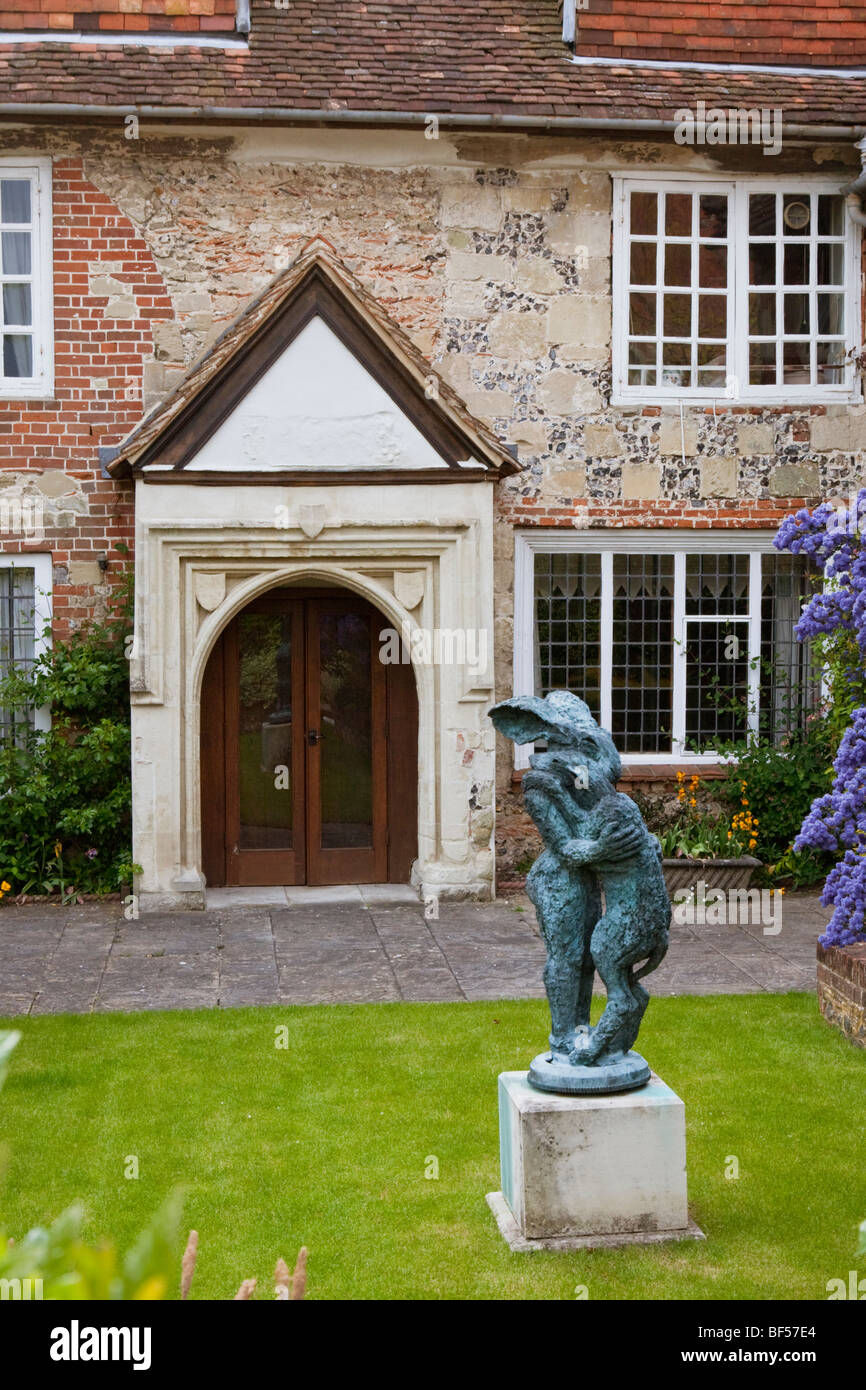 Sophie Ryder scultura in giardino a Salisbury, Wiltshire, Inghilterra, Regno Unito Foto Stock