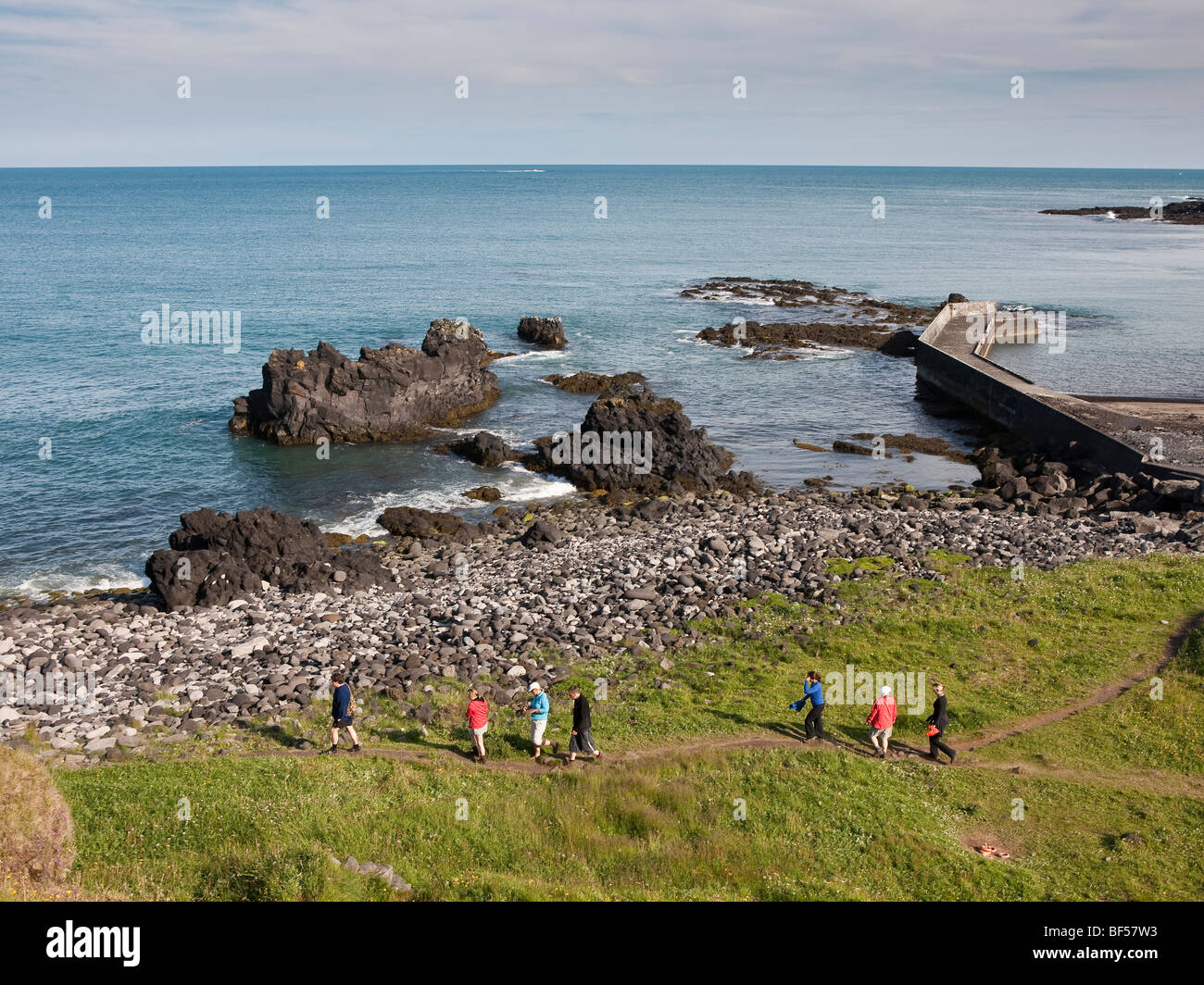 La gente camminare lungo la riva, Hellnar, Snaefellsnes Peninsula, Islanda Foto Stock