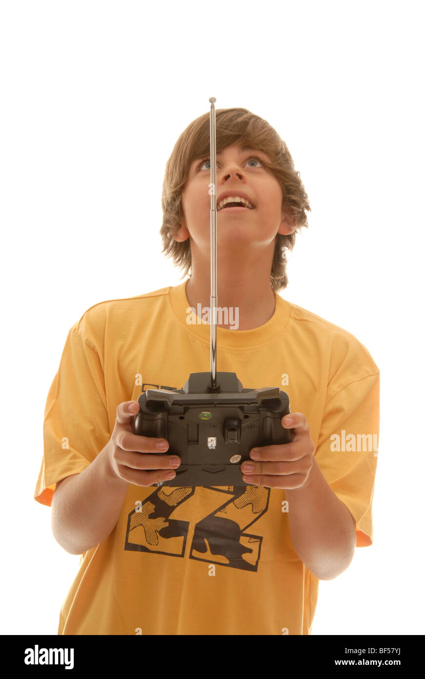 Il ragazzo, 16, tenendo in mano un telecomando per un modello di aeroplano Foto Stock