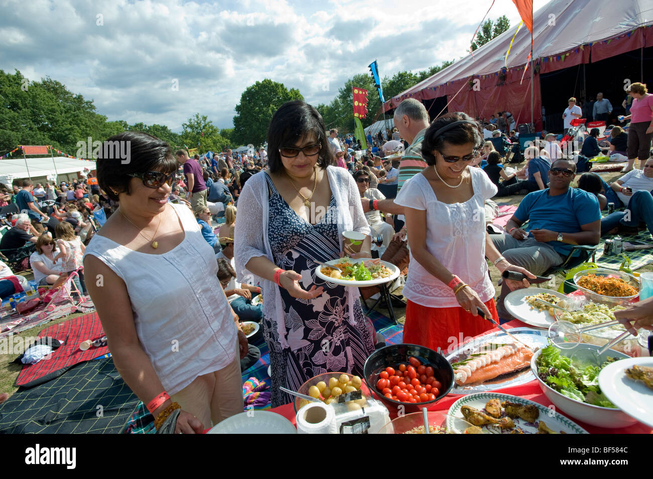 Famiglia godendo picnic a pranzo durante la Ealing Jazz Festival 2009, Walpole Park, London, Regno Unito Foto Stock