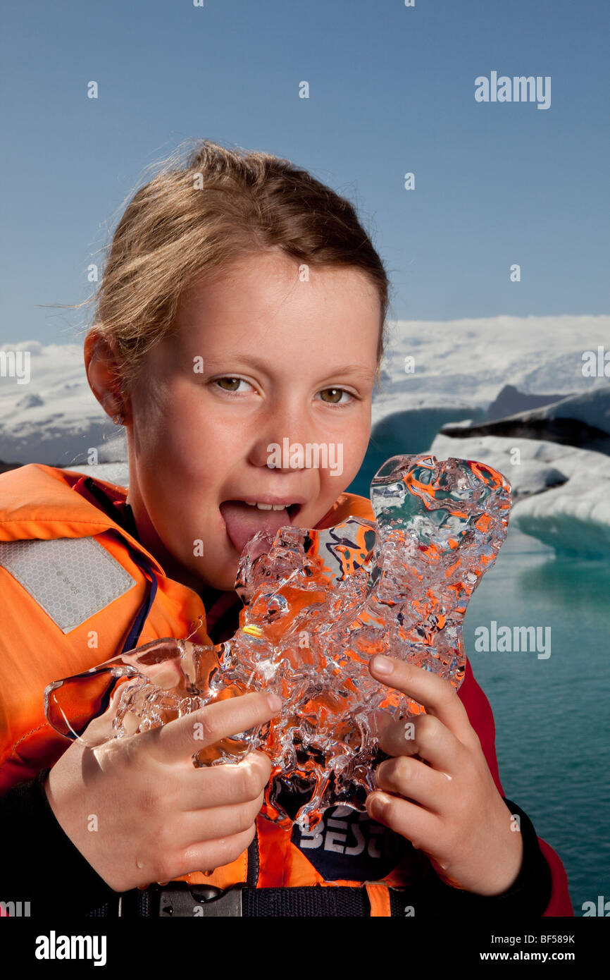 Degustazione ragazza di ghiaccio del ghiacciaio, Jokulsarlon laguna glaciale, Islanda Foto Stock