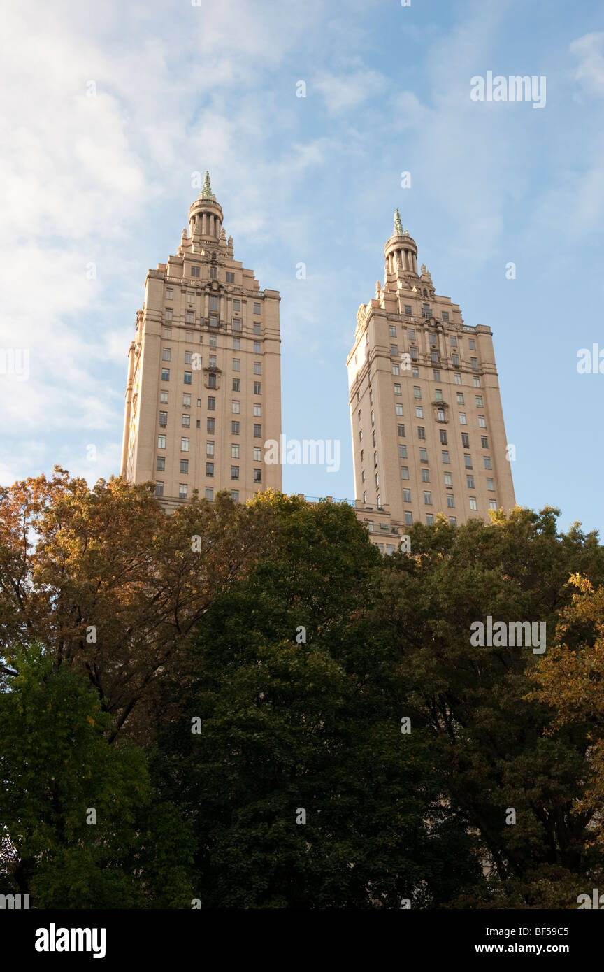 Vista del San Remo appartamento edificio nella città di New York da Central Park in autunno Foto Stock