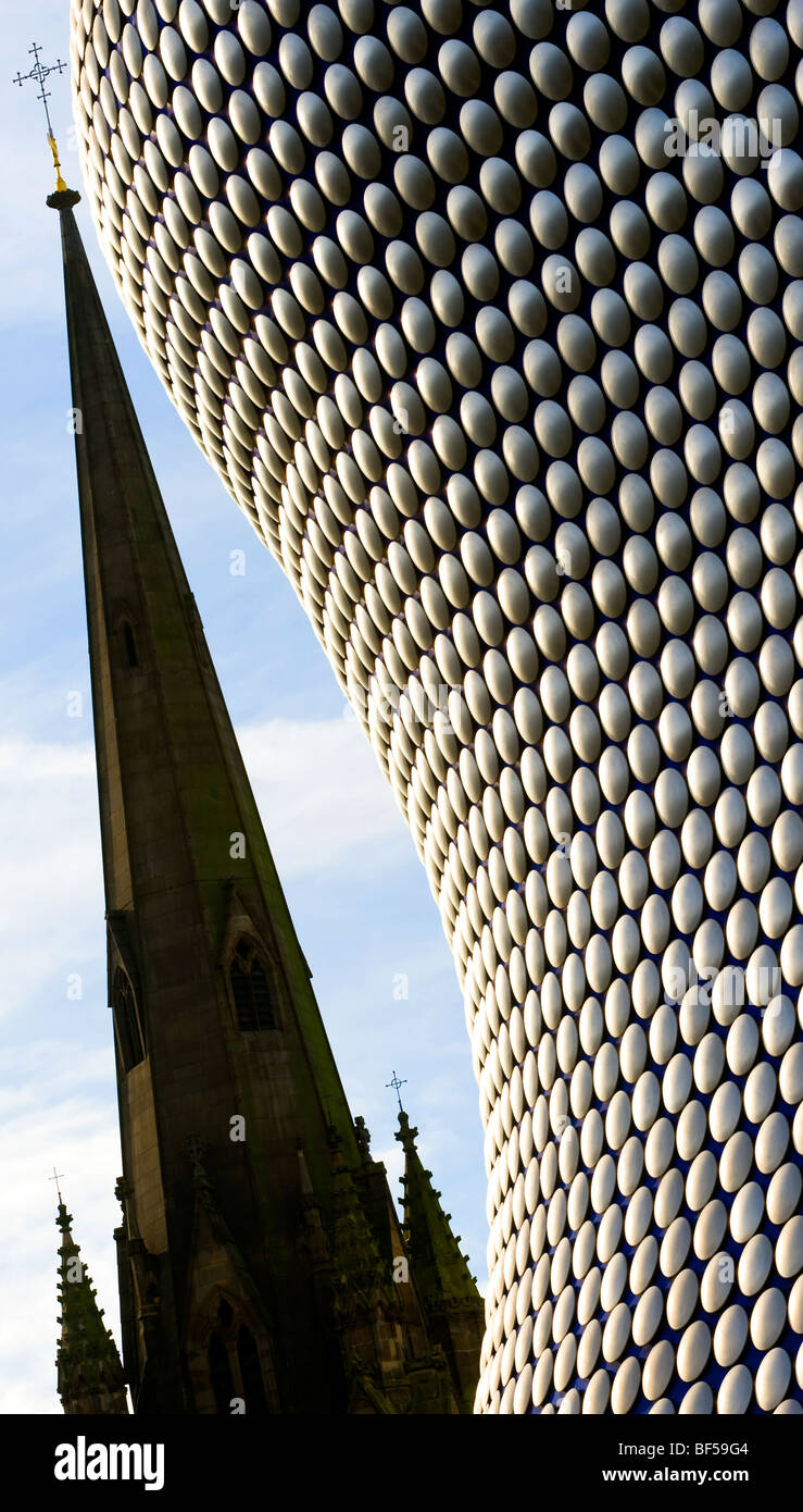 L'iconico Selfridges edificio nel centro della città di Birmingham, coperto di dischi di acciaio inossidabile progettato da sistemi futuri Foto Stock