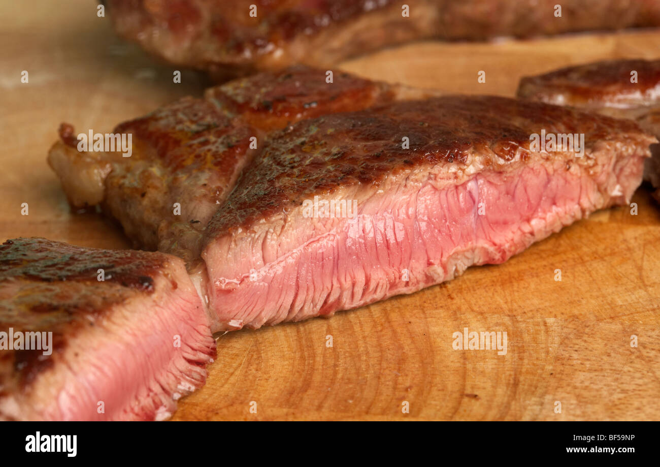 Fetta di mezzo raro chump steak di organic longhorn vacche irlandese Foto Stock