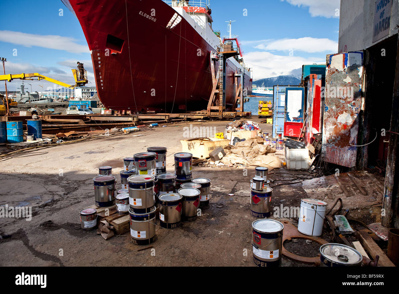 Pittura peschereccio al cantiere navale, Reykjavik, Islanda Foto Stock