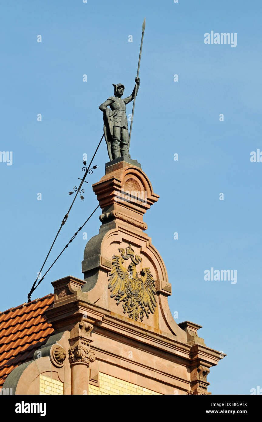 Statua di un Cavaliere tenendo una lancia al di sopra di un Eagle Crest, edificio storico, centro storico della città di Herford Westfalia est, Foto Stock