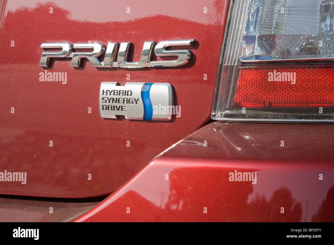 Una chiusura del red Toyota Prius con un Hybrid Synergy Drive segno. In California, Stati Uniti d'America Foto Stock