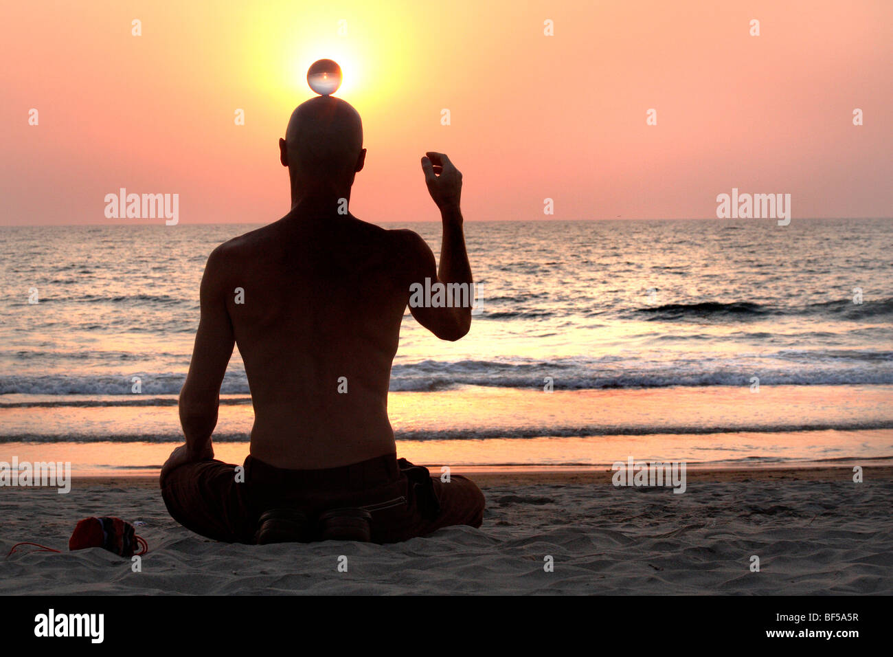 Sfera di contatto, la meditazione sulla spiaggia, Arambol, Goa, India, Asia del Sud Foto Stock