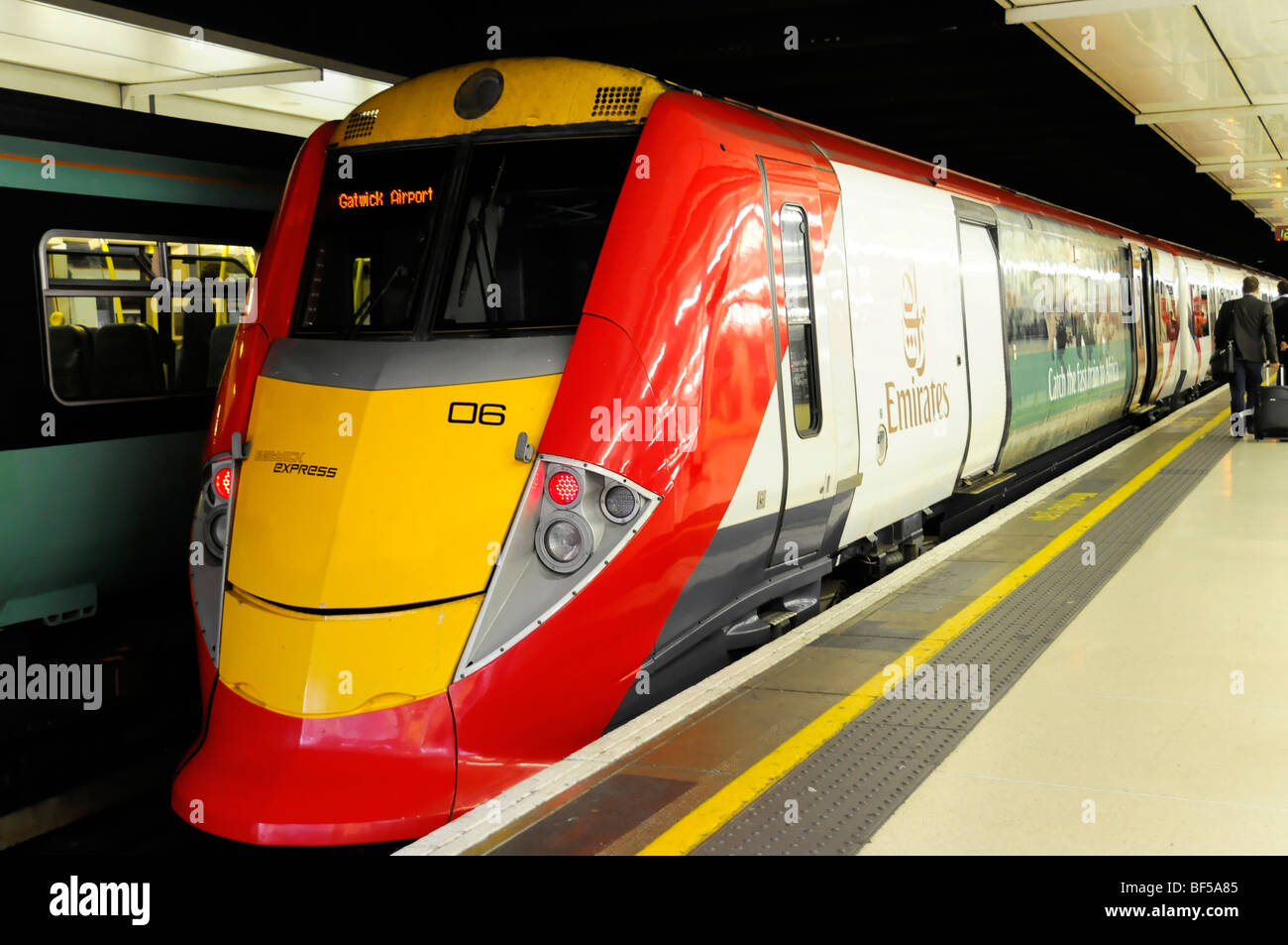 Il Gatwick Express alla stazione Victoria di Londra, Inghilterra, Regno Unito, Europa Foto Stock