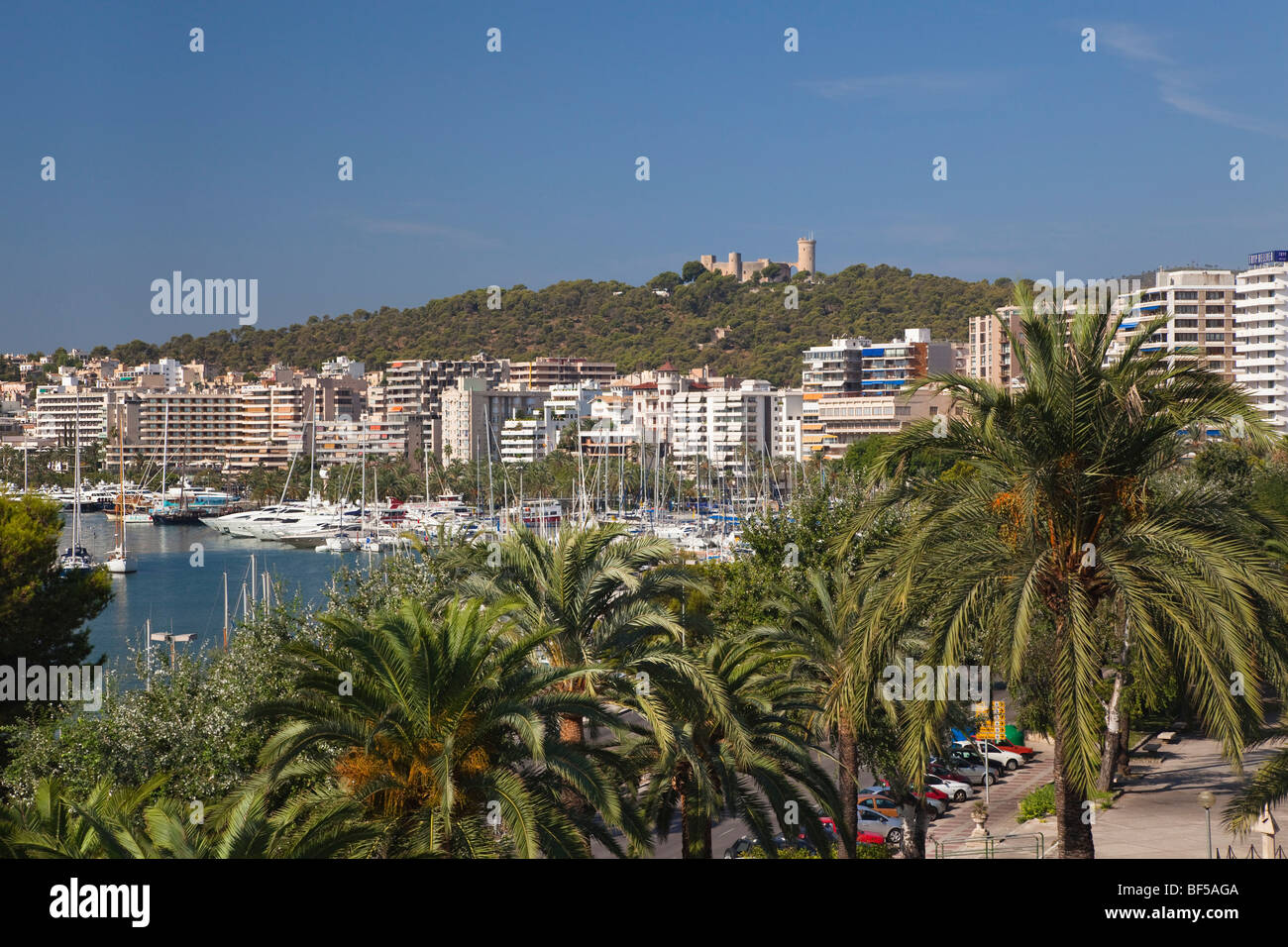 Marina di Palma con il castello di Bellver, Mallorca, Maiorca, isole Baleari, Mare mediterraneo, Spagna, Europa Foto Stock