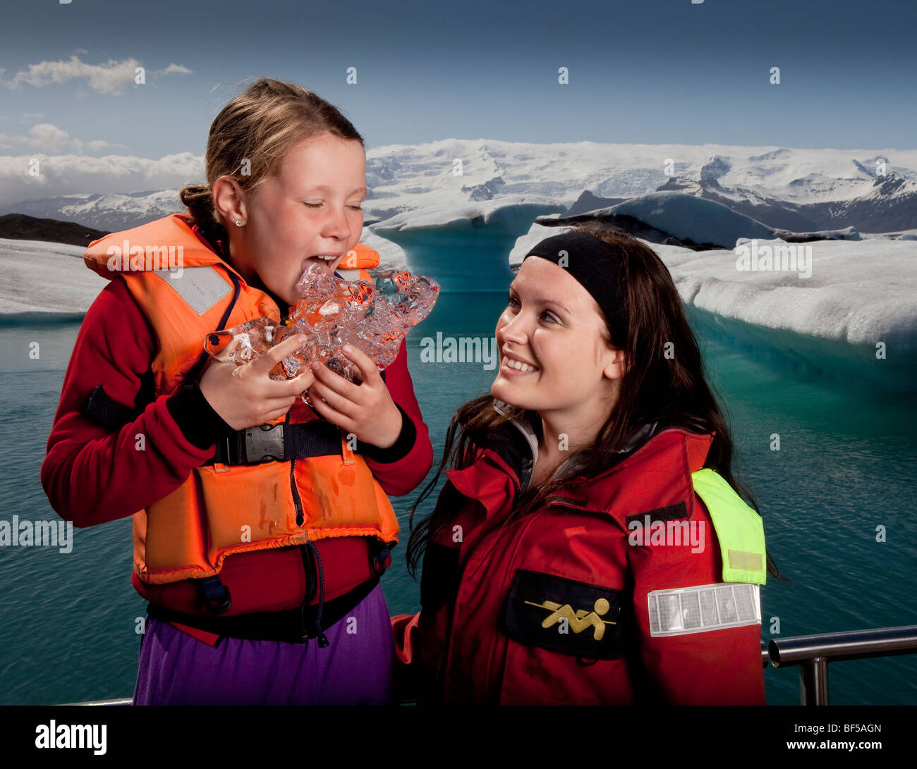 Degustazione ragazza di ghiaccio del ghiacciaio, Jokulsarlon laguna glaciale, Islanda Foto Stock