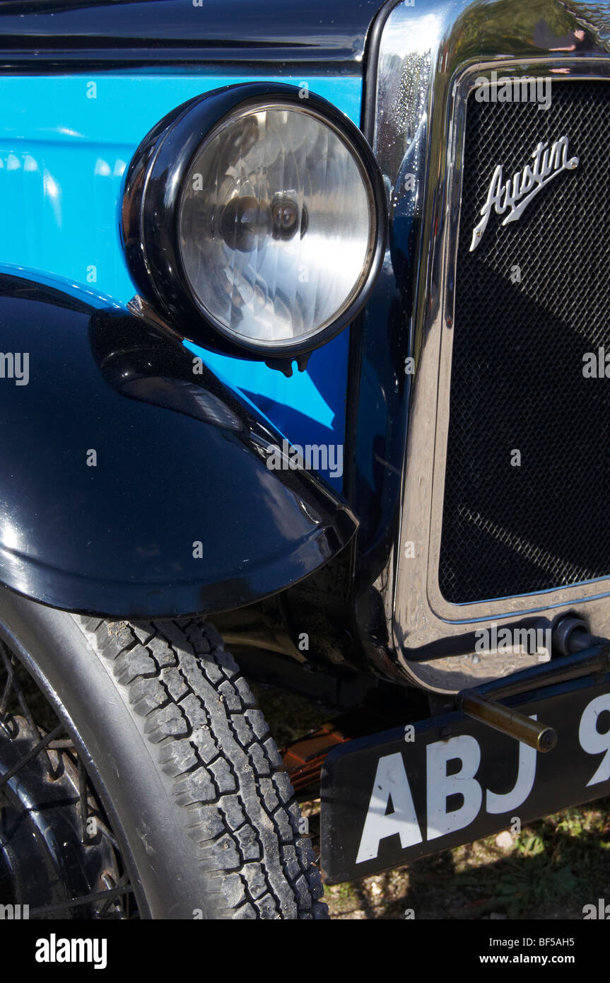 Vintage Austin 7 van dal 1930 - close-up di faro e chrome radiatore surround. Un splendidamente restaurata veicolo Foto Stock