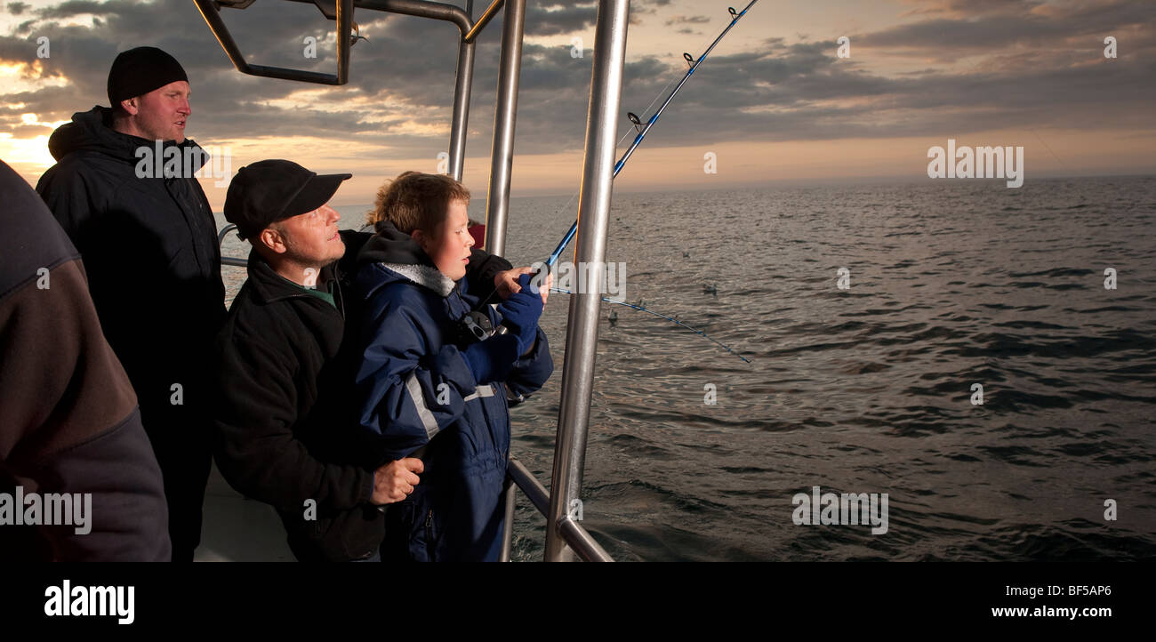 Padre e figlio per la pesca del merluzzo bianco, il Nord Atlantico, Raufarhofn, Islanda Foto Stock