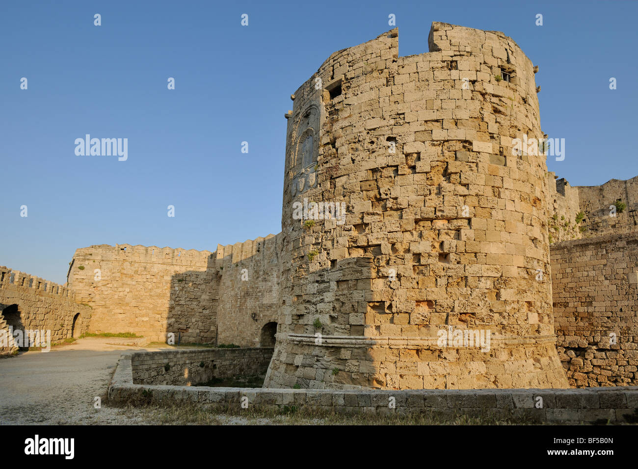 Parte della fortificazione vicino al San Paolo porta verso il porto Embórikos, Rodi, Rodi, Grecia, Europa Foto Stock