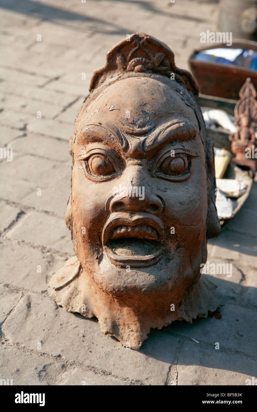 In pietra scolpita teste di Buddha in Panjiayuan Mercato di Antiquariato, Pechino, Cina Foto Stock