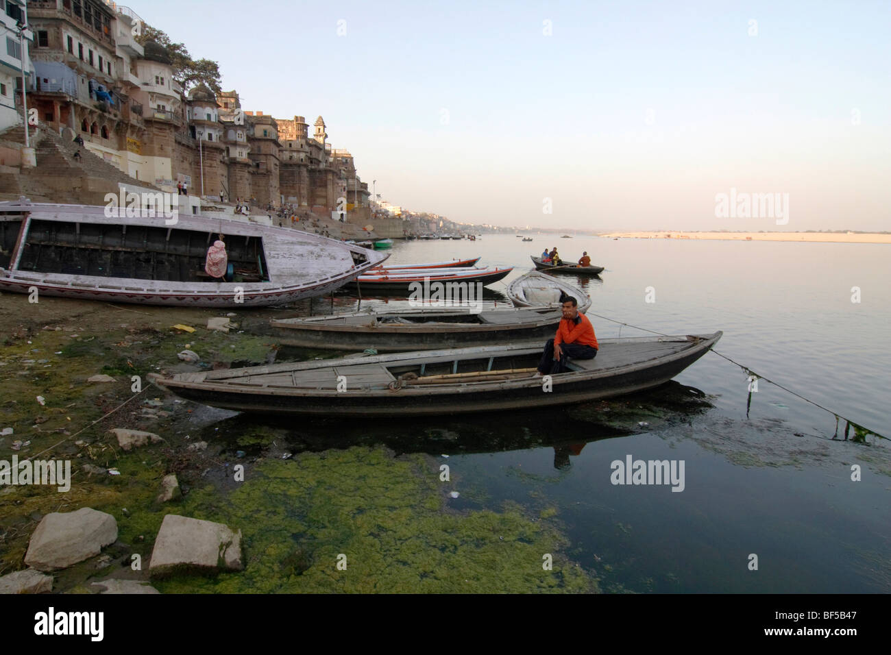 Le barche sul fiume Gange, Varanasi, India, Asia del Sud Foto Stock
