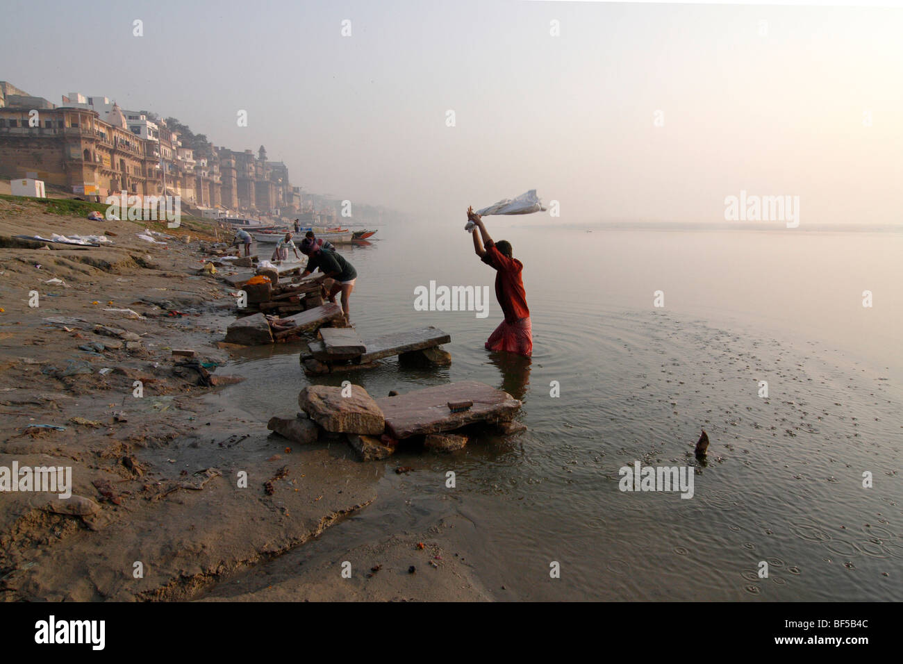 La rondella in corrispondenza del fiume Gange, Varanasi, India, Asia del Sud Foto Stock