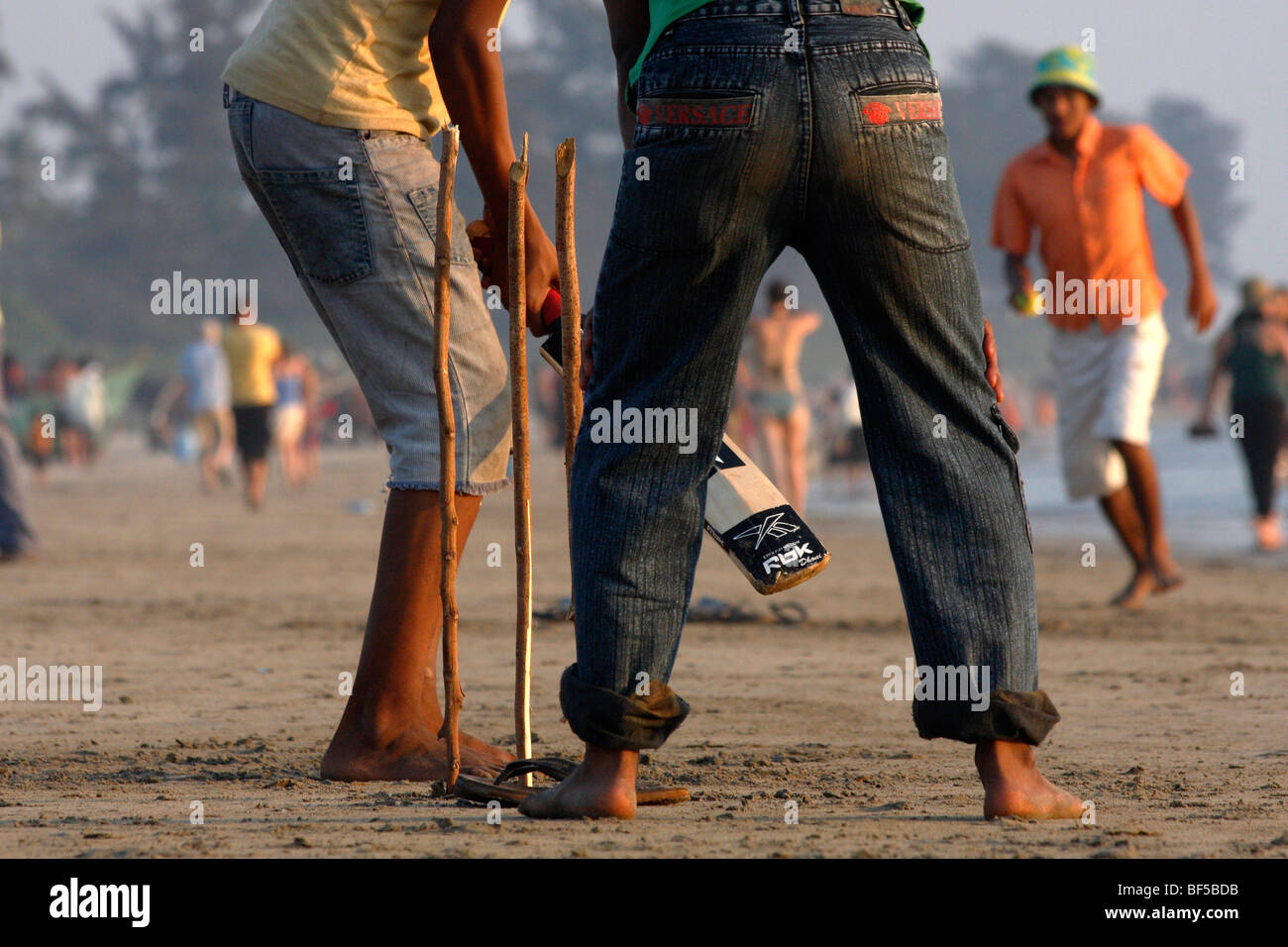 Gioco di cricket sulla spiaggia, Arambol, Goa, India, Asia del Sud Foto Stock