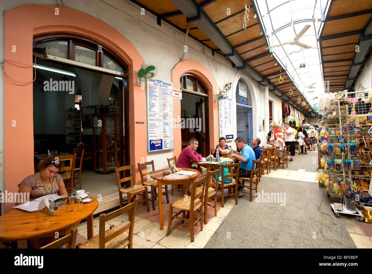 Cafe in un mercato hall, Pafos, Cipro, Grecia, Europa Foto Stock