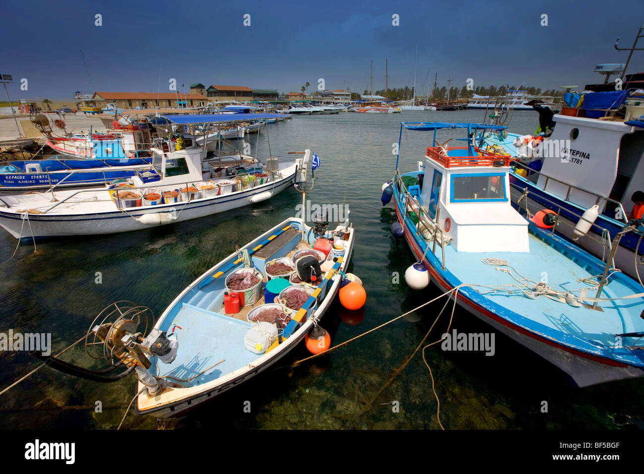 Le barche nel porto dei pescatori di Pafo, Cipro, Grecia, Europa Foto Stock