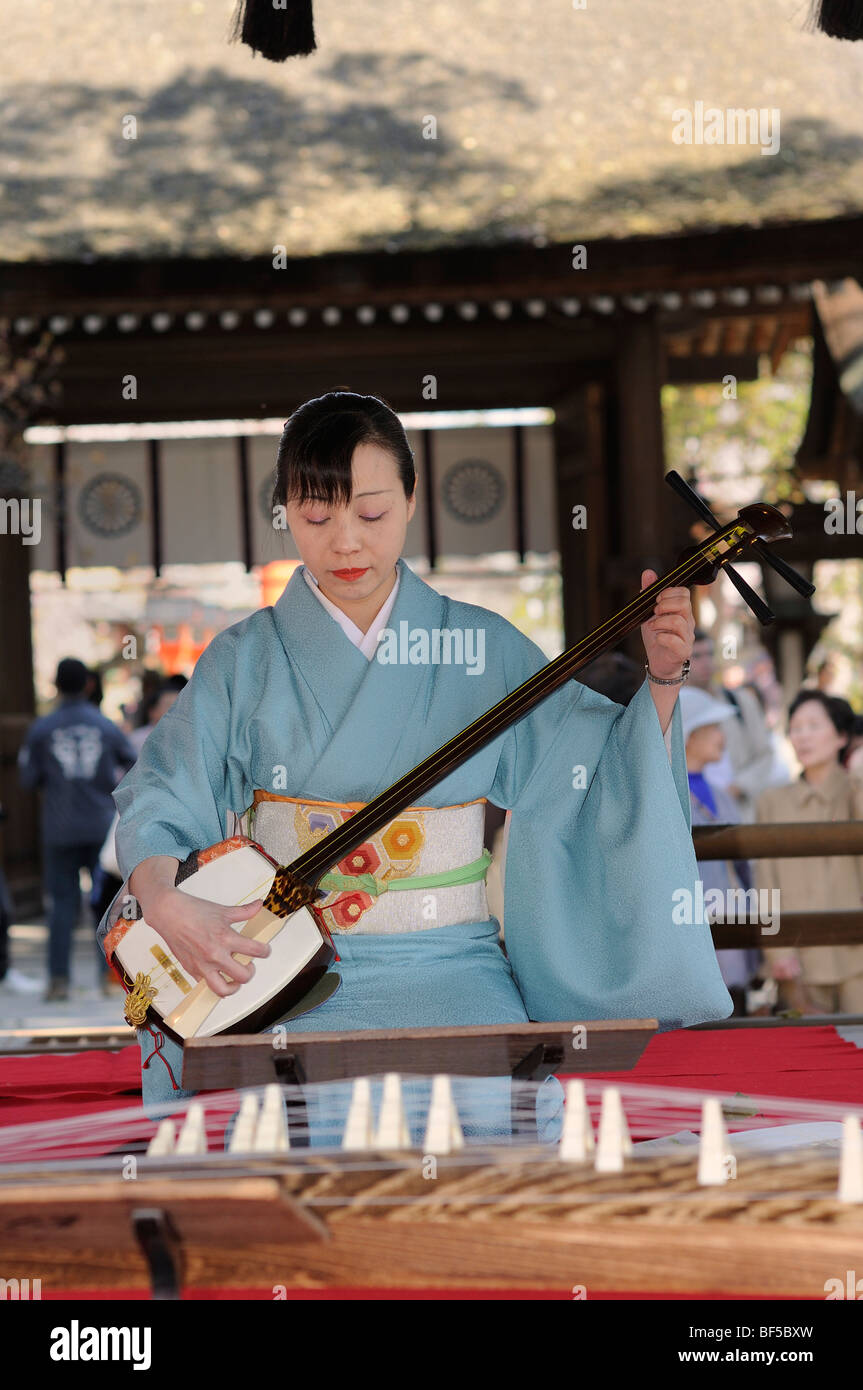 Donna che gioca a Shamisen, un Giapponese tre corde dello strumento  musicale, Kyoto, Giappone, Asia Foto stock - Alamy