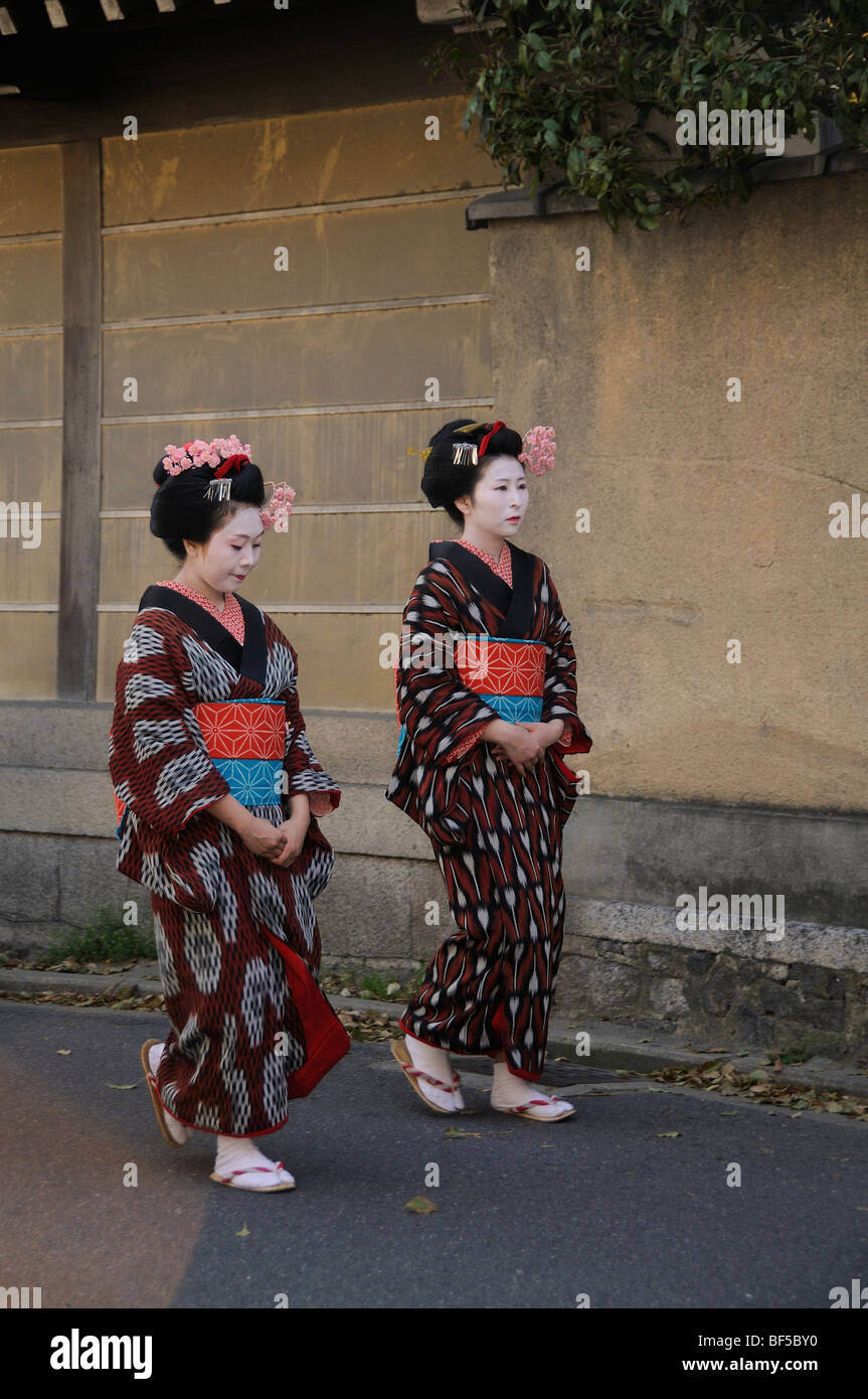 Donne che indossano kimono, processione attraverso una zona residenziale, Kyoto, Giappone, Asia Foto Stock