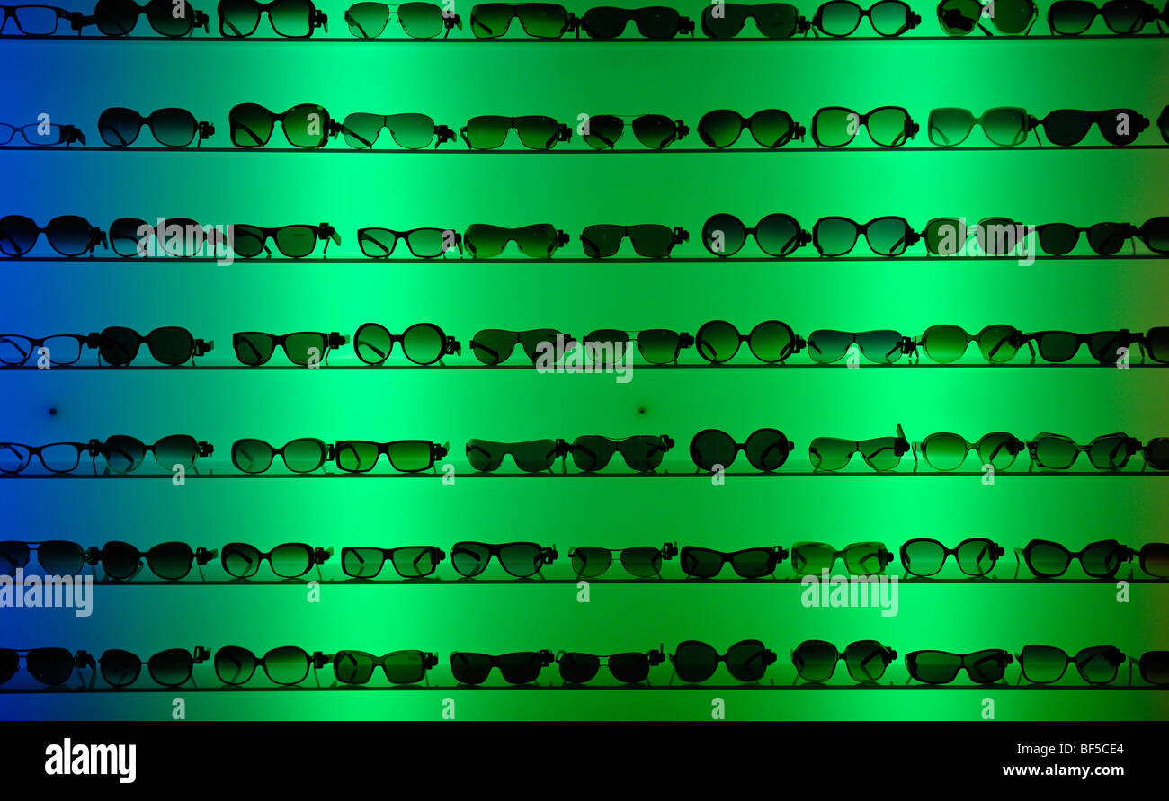 Occhiali da sole di fronte a un album in un ottico del negozio, Monaco di Baviera, Germania, Europa Foto Stock