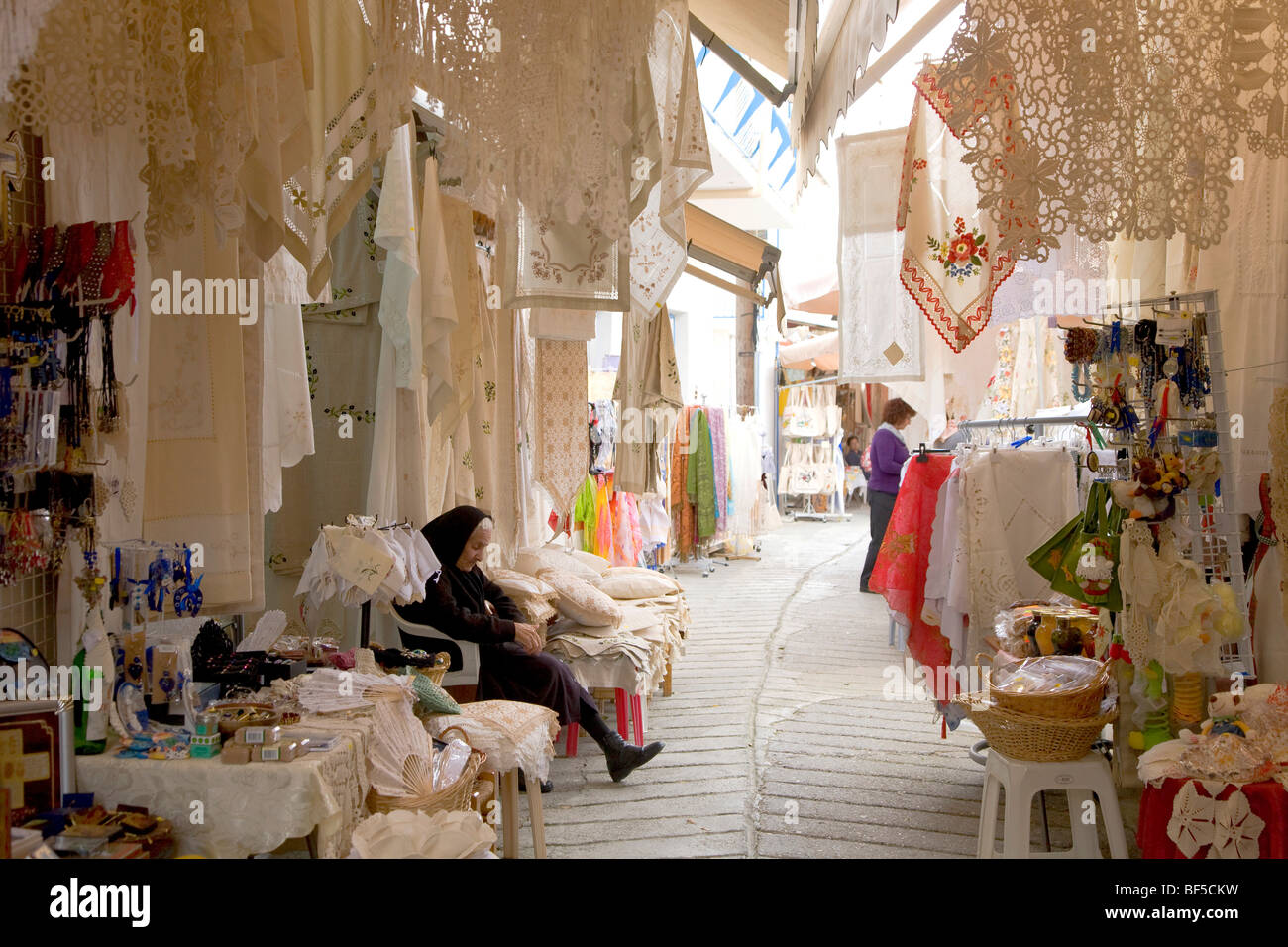 Lane con maglia prodotti, souvenir, Omodos nei monti Troodos, Cipro, Grecia, Europa Foto Stock