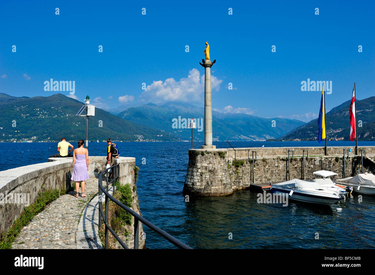 Parete di porto sul Lago Maggiore Lago, Luino, Lombardia, Italia settentrionale, Italia, Europa Foto Stock