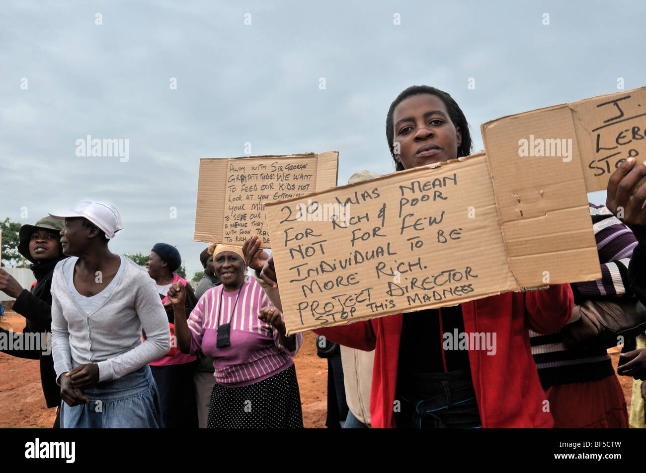 Coppa del Mondo FIFA 2010, le donne che manifestavano per il diritto di offrire cibo per i lavoratori di mense presso il cantiere per la costruzione della t Foto Stock