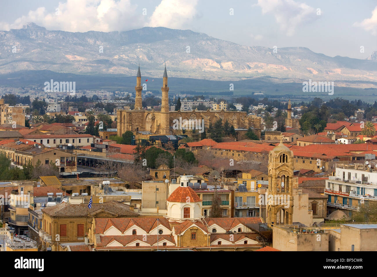 Vista della parte turca di Nicosia, Selimiye Mosque era precedentemente noto come San Sophia cattedrale, Nicosia, Cipro, Grecia, Europa Foto Stock