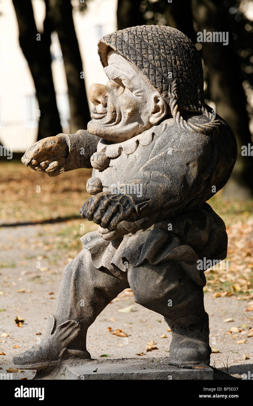 Nana maschio con un grosso naso, scultura serie di storpi dal periodo  Barocco, Zwergelgarten, Mirabellgarten Mirabell Foto stock - Alamy