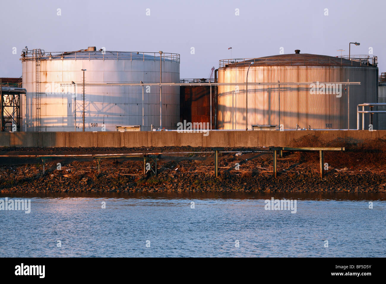 Tanker porto, porto dell'olio, dei serbatoi di stoccaggio, il porto di Amburgo, Amburgo, Germania, Europa Foto Stock