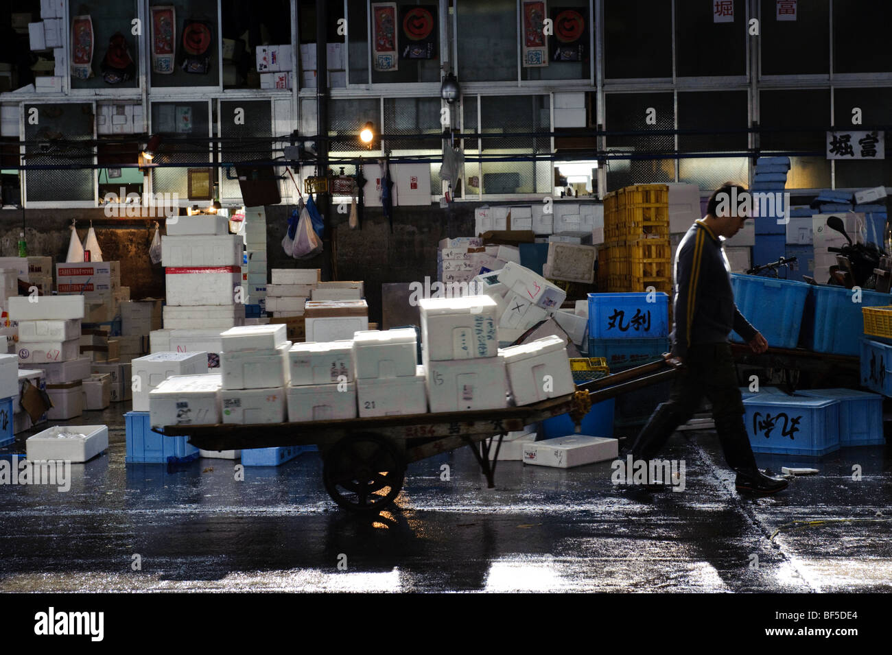 Il traffico nel mercato del pesce Tsukiji, Tokyo, Giappone, 30 ottobre 2009. Foto Stock