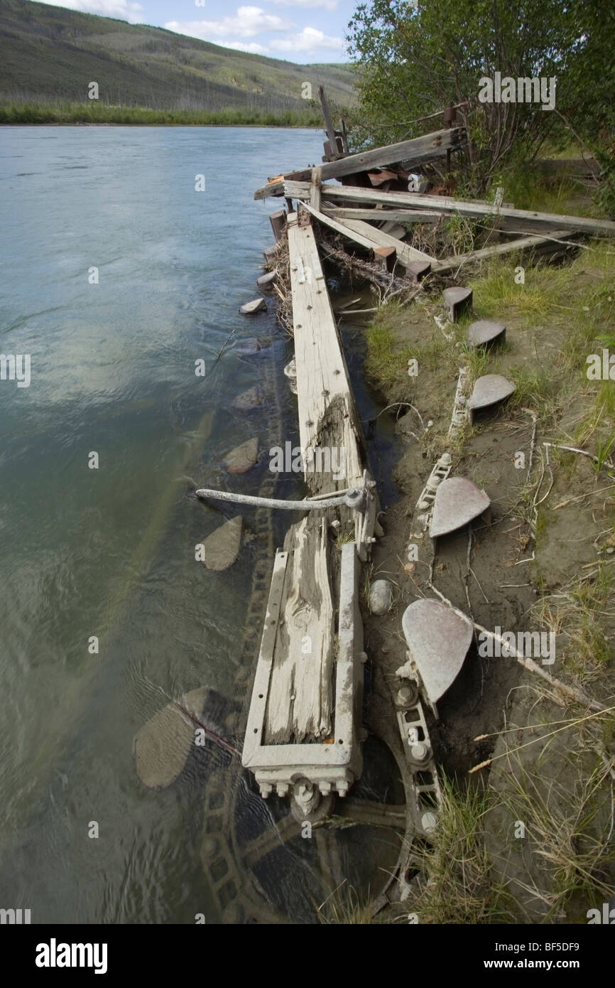 Artefatto, resti di CYR è oro dragare, benne, Klondike Gold Rush, fiume di Yukon, Yukon Territory, Canada Foto Stock
