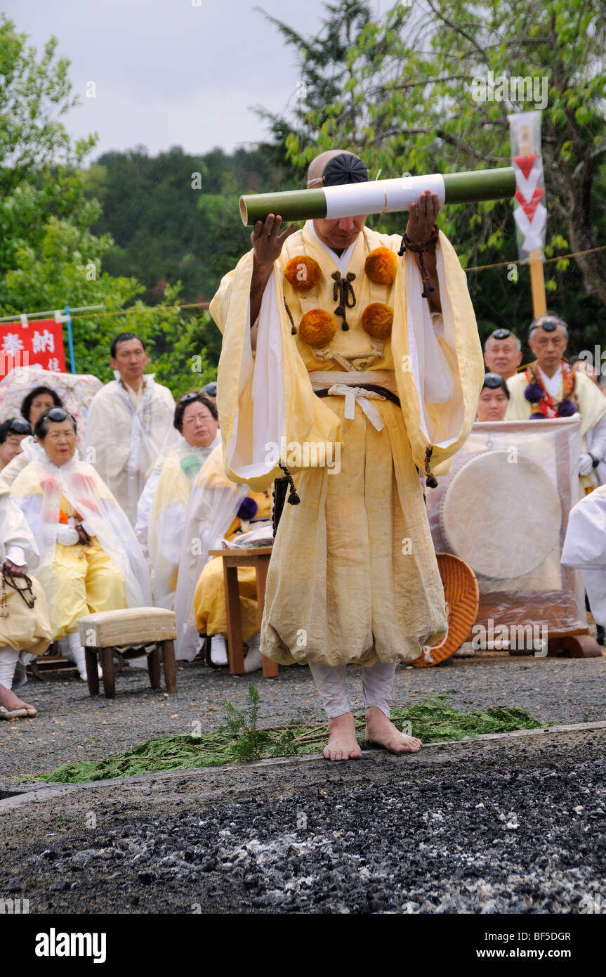 Yamabushi seguaci, mountain asceti, Setta Buddista, sacerdote invocando la divinità al fuoco, Iwakura, Giappone, Asia orientale, Asia Foto Stock