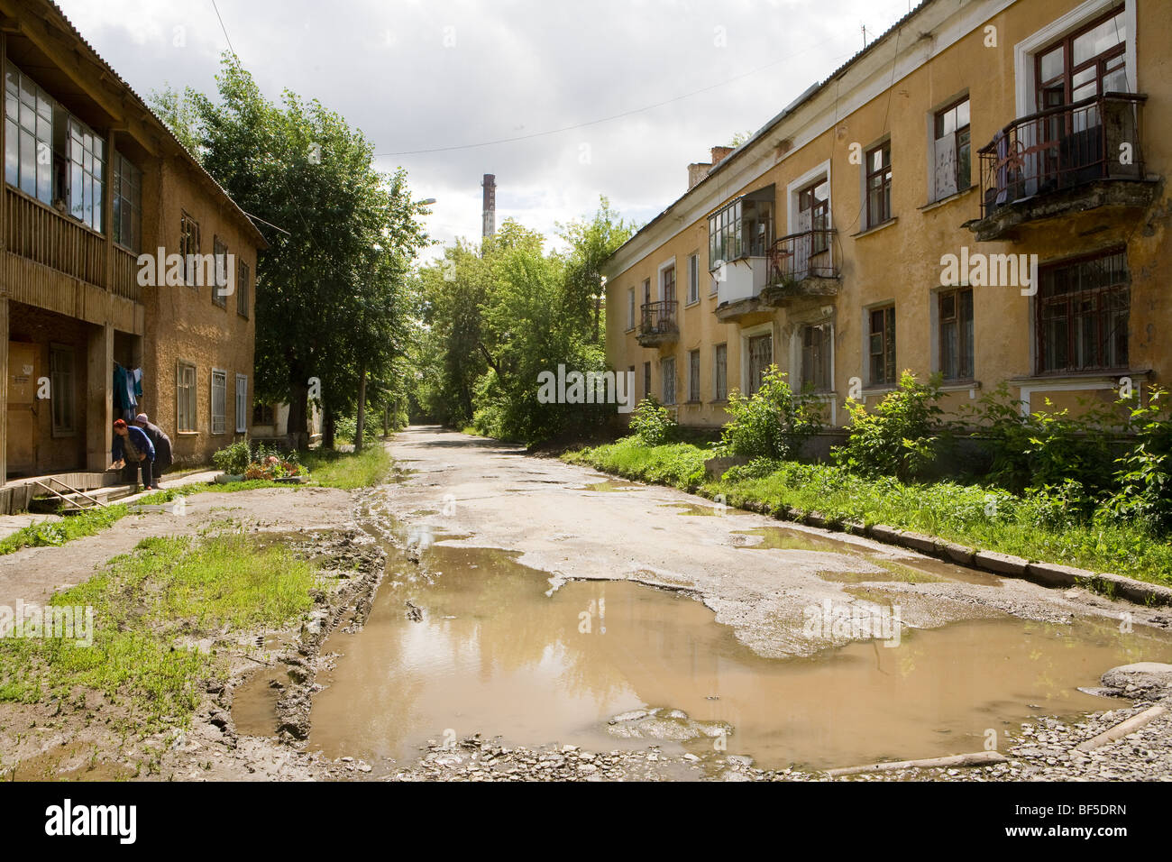 Strada residenziale con pozzanghere fangose, Ural Mash, Ekaterinburg, Russia Foto Stock