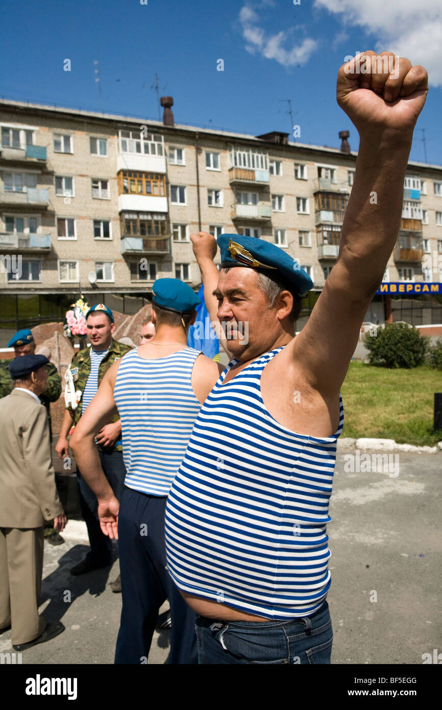 Il veterano russo celebrando esercito russo giorno, Irbit, Urali, Russia Foto Stock