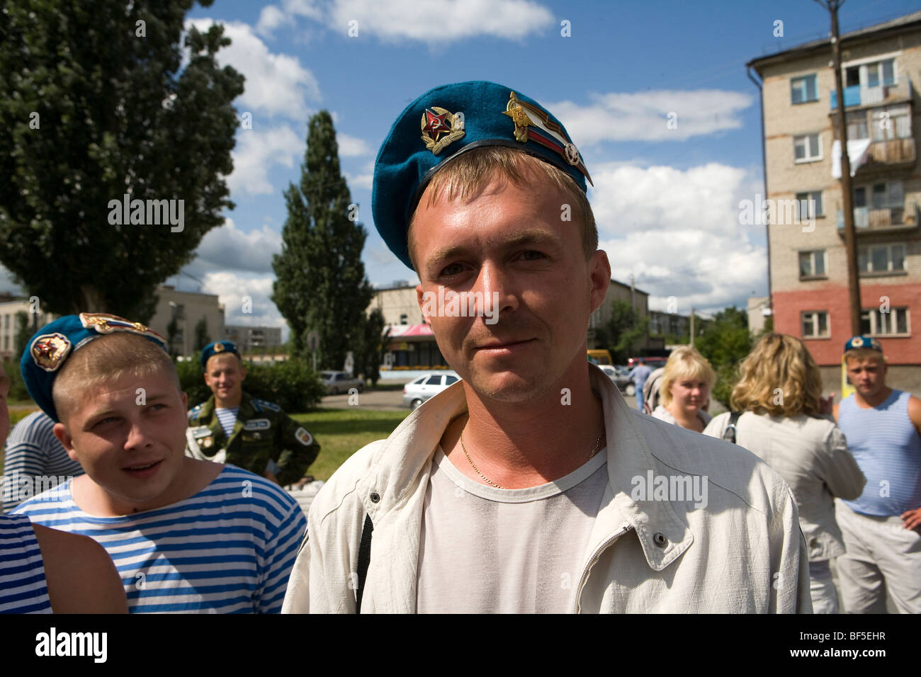 Il veterano russo in beret commemorando esercito russo giorno, ritratto, Irbit, Urali, Russia Foto Stock