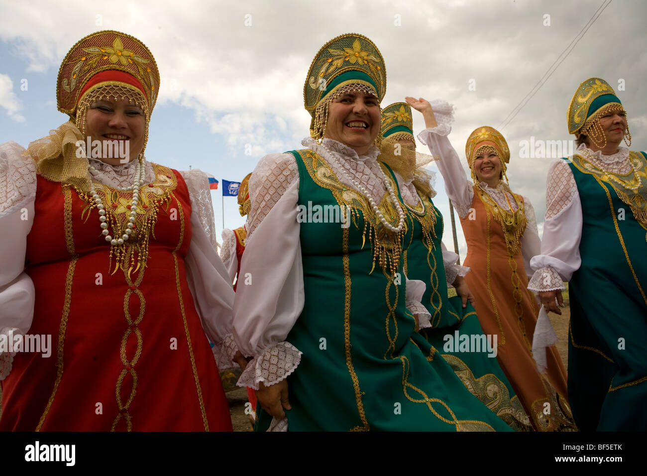 Gruppo di russo femmina ballerini, Sorridendo e agitando, Urali, Russia Foto Stock