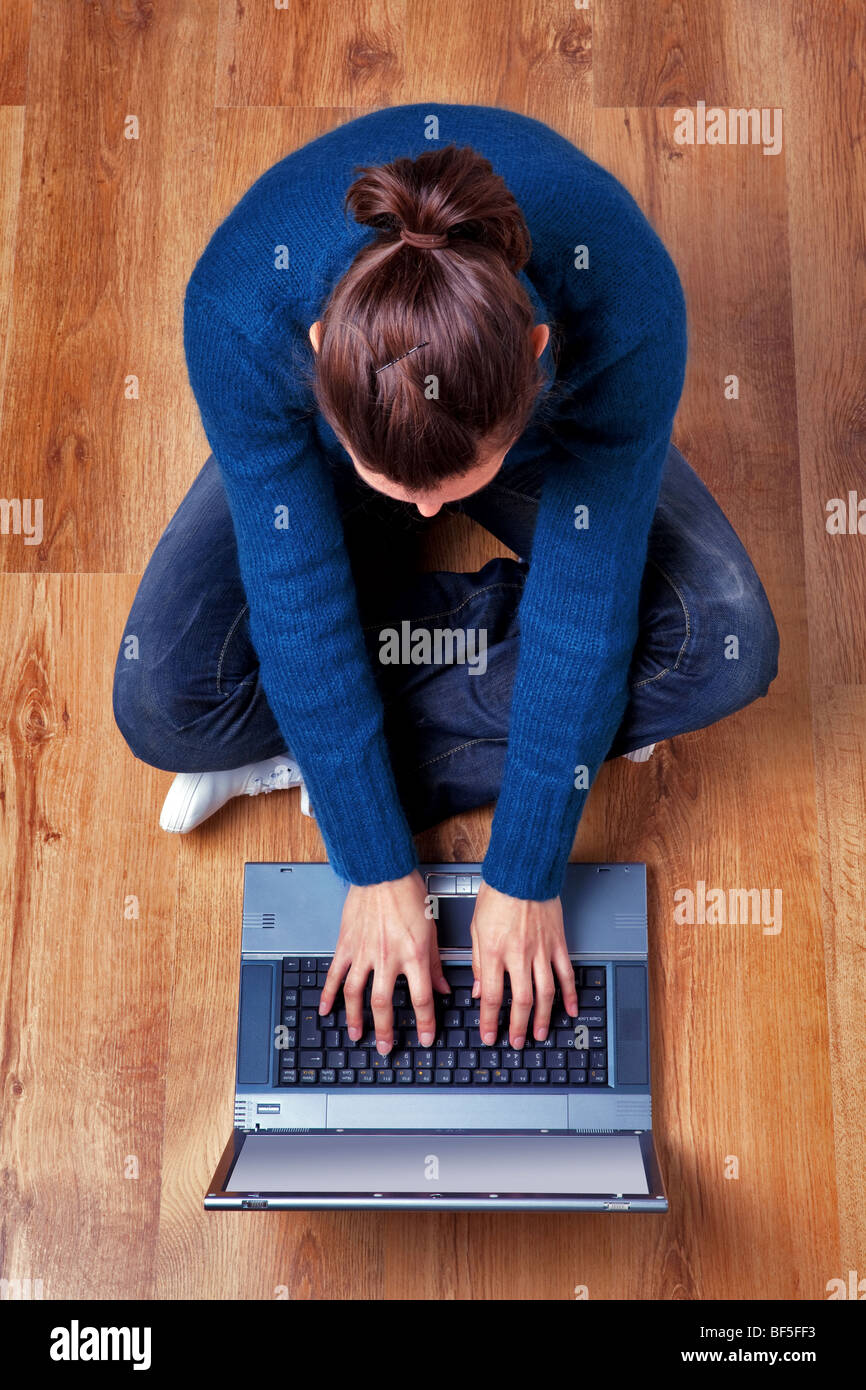 Giovane donna che utilizza un computer portatile vista aerea Foto Stock