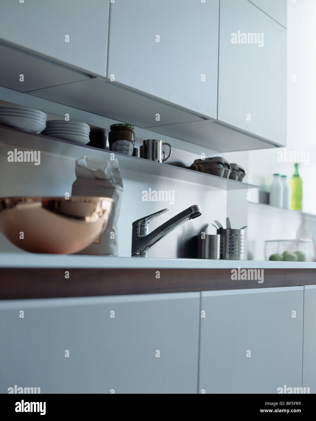 Close-up del recipiente di rame sul piano di lavoro in moderno di colore grigio pallido cucina Foto Stock