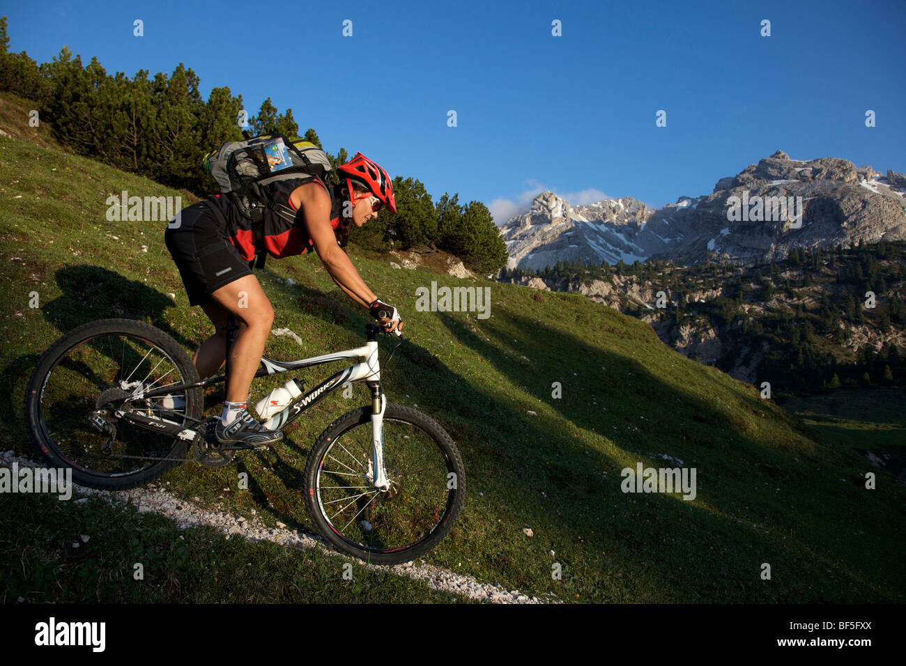 Mountain bike rider, bacino di Fodara Vedla, Parco naturale Fanes-Sennes-Braies, Veneto, Alto Adige, Italia, Europa Foto Stock