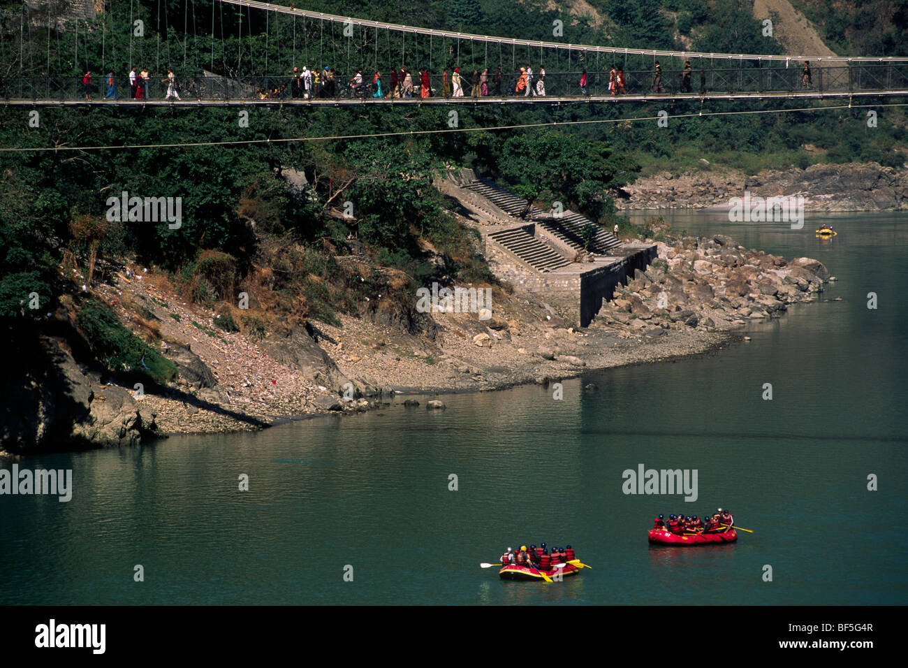 India, Uttarakhand, Rishikesh, fiume Gange, ponte sospeso Lakshman Jhula, rafting Foto Stock