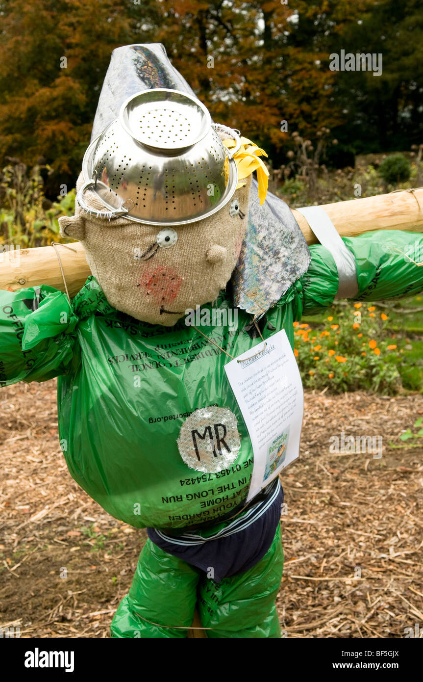 'Michael' di riciclo, concorrente in 2009 scuole locali spaventapasseri concorrenza a Painswick Giardino rococò in Cotswolds Foto Stock