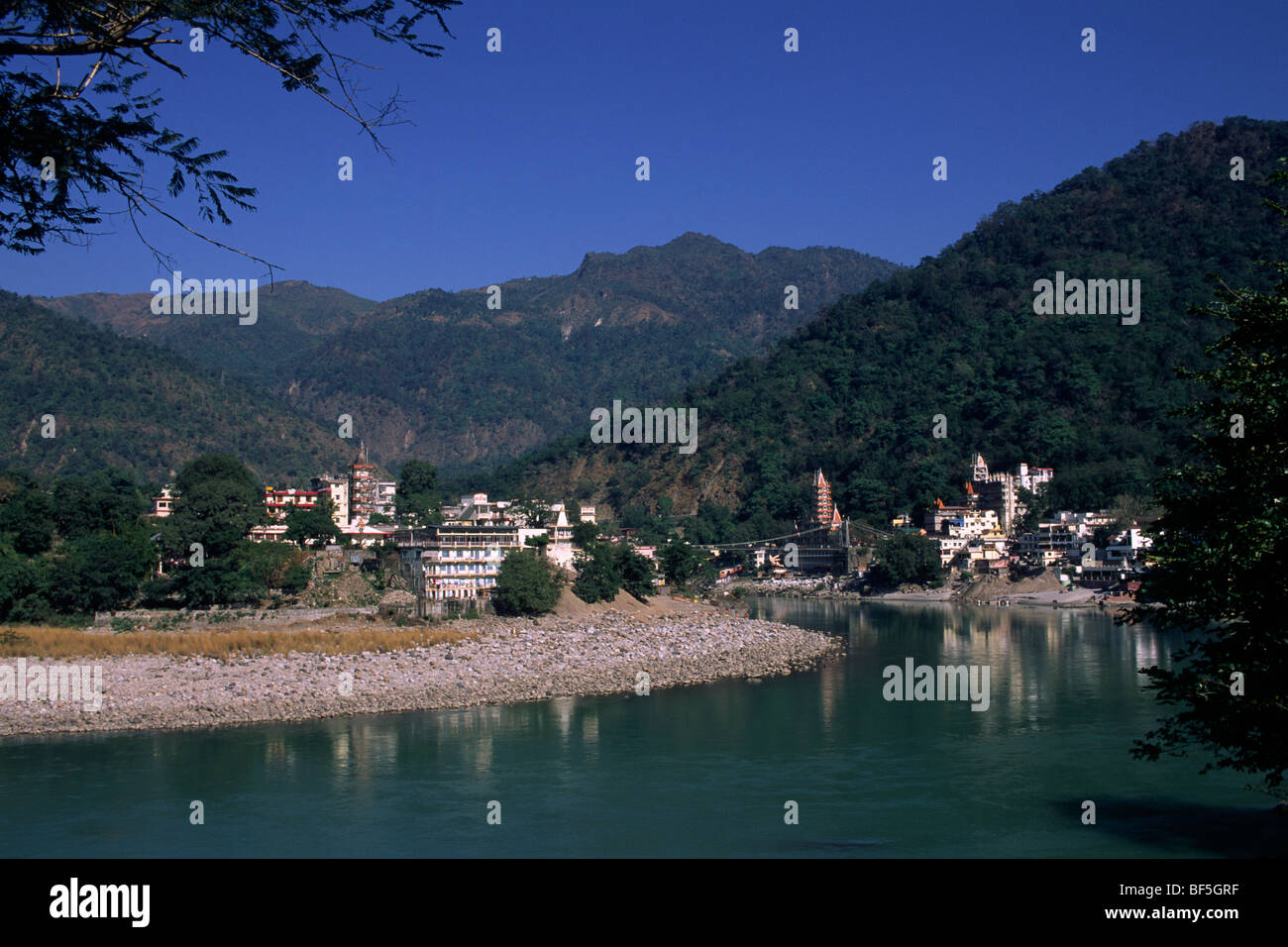 India, Uttarakhand, Rishikesh, fiume Gange, Lakshman Jhula Foto Stock